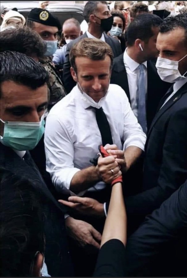 Emmanuel Macron a fost întâmpinat ca un salvator în Beirutul care arată acum ca după război