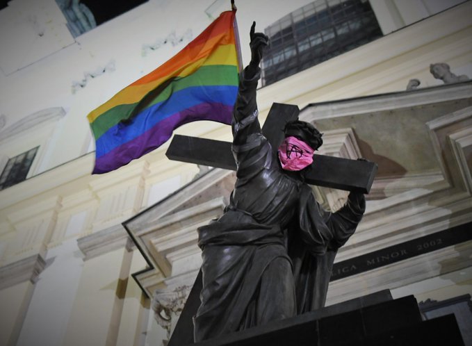 Preşedintele Poloniei ‘a luat foc’ după ce o statuie a lui Isus a fost ‘împodobită’ cu steagul LGBT