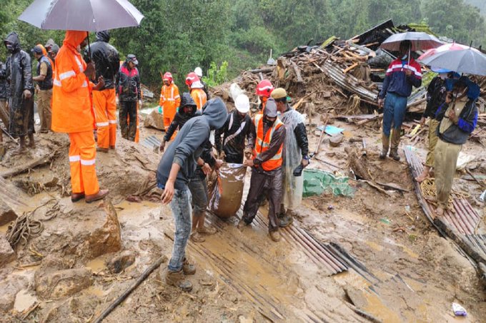 2 morţi şi 5 persoane rămase îngropate în urma unei alunecări de teren în nordul Indiei
