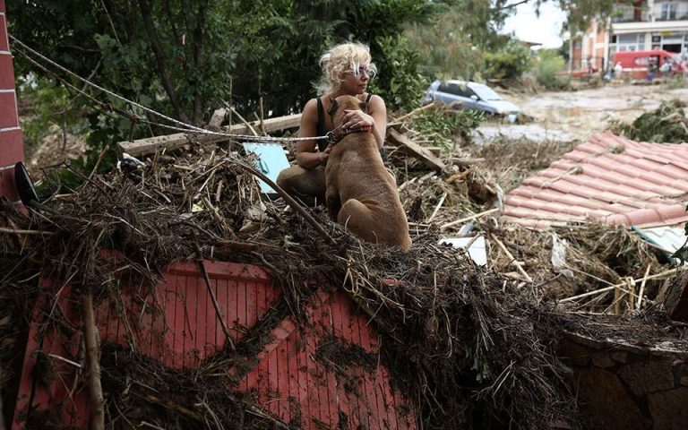 Şapte persoane şi-au pierdut viaţa în inundaţiile din Grecia