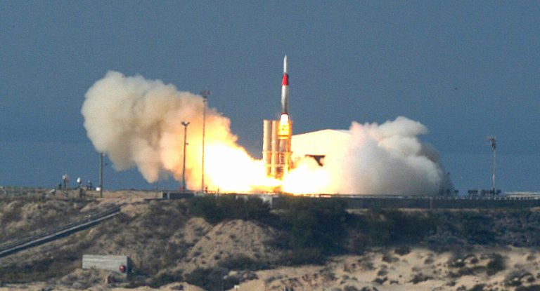 Israel: Un sistem de apărare cu laser a reuşit să intercepteze drone şi rachete în cadrul unui test