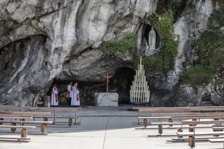 Mii de catolici sunt așteptați la pelerinajul de la Lourdes! Toți participanții sunt obligați să poarte mască!