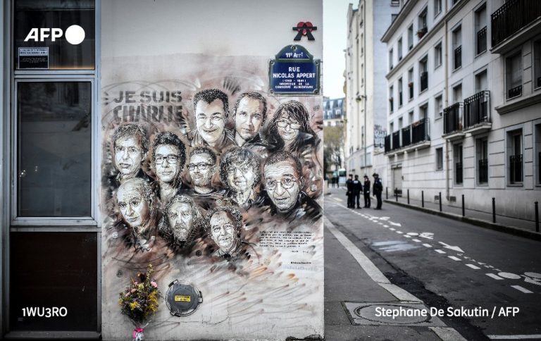 Charlie Hebdo ‘se joacă cu focul’! Înainte de începerea procesului atentatului din 2015, revista franceză REPUBLICĂ caricaturile cu profetul Mohamed