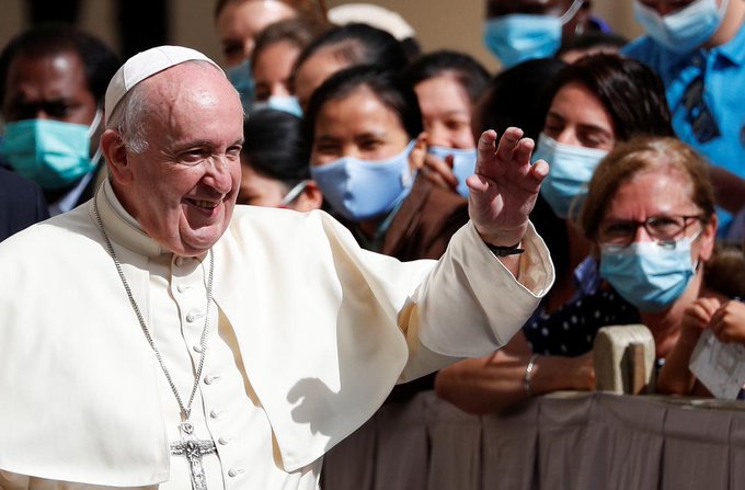 Papa Francisc şi colaboratorii săi cei mai apropiaţi nu au purtat mască, deşi a devenit obligatorie