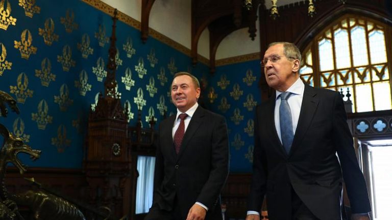 Lavrov l-a primit la Moscova pe omologul său belarus: ‘Am dejucat o revoluție în stil ucrainean’