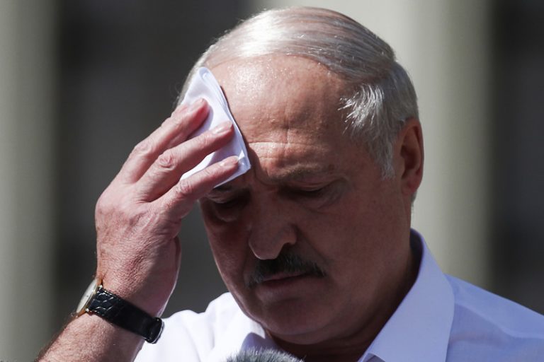 Preşedintelui belarus Lukaşenko i s-a făcut rău în timpul paradei militare din Piaţa Roşie şi nu a mai rămas la dineul de la Kremlin(media)
