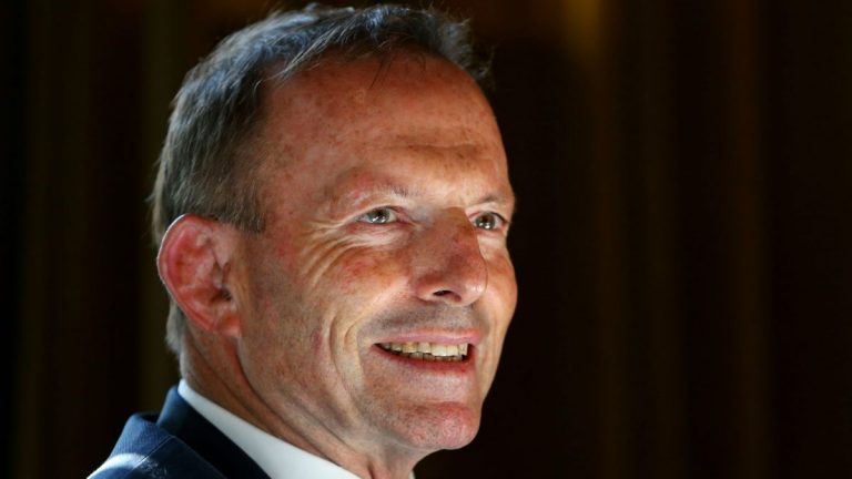 Fostul premier australian Tony Abbott, amendat cu 500 de dolari pentru că nu a purtat mască de protecţie