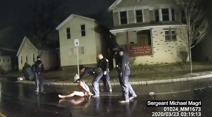 Şapte ofiţeri de poliţie din Rochester au fost suspendaţi după arestarea şi decesul unui bărbat de culoare – VIDEO