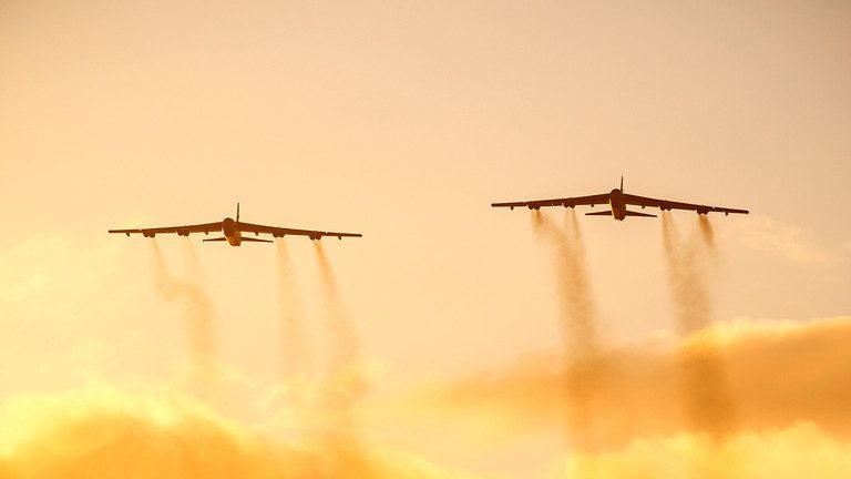 Două bombardiere americane B-52 au survolat simbolic oraşul Stockholm la joasă altitudine (NATO)