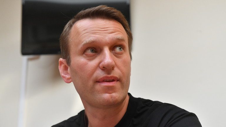 Navalnîi spune că a fost trimis în Germania GOL-PUŞCĂ şi cere autorităţilor ruse să-i restituie hainele: ‘Sunt urme de Noviciok!’