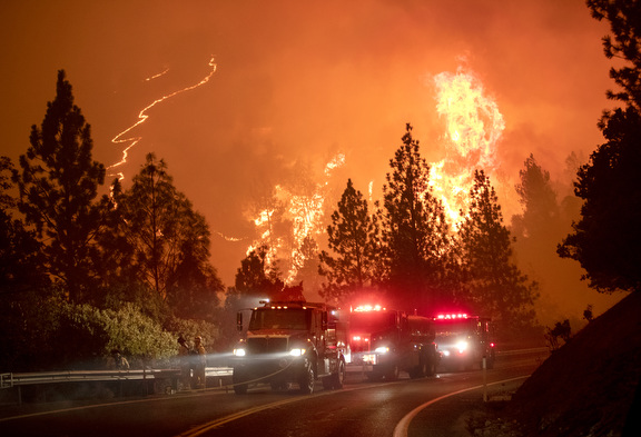 Incendiul de lângă LA creşte în intensitate şi determină evacuarea mai multor rezidenţi – VIDEO