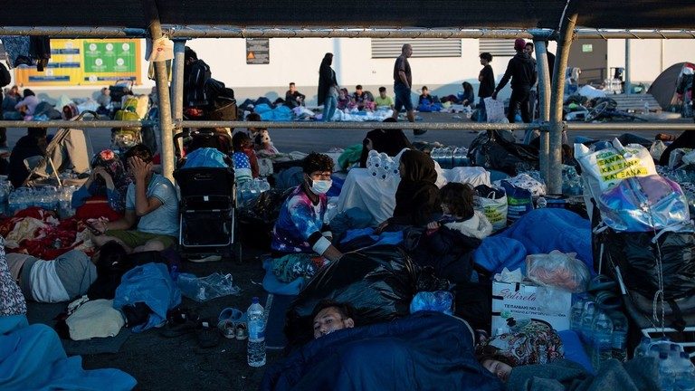 Guvernul elen avertizează că doar migranţii care se vor muta în noua tabără pot spera la azil