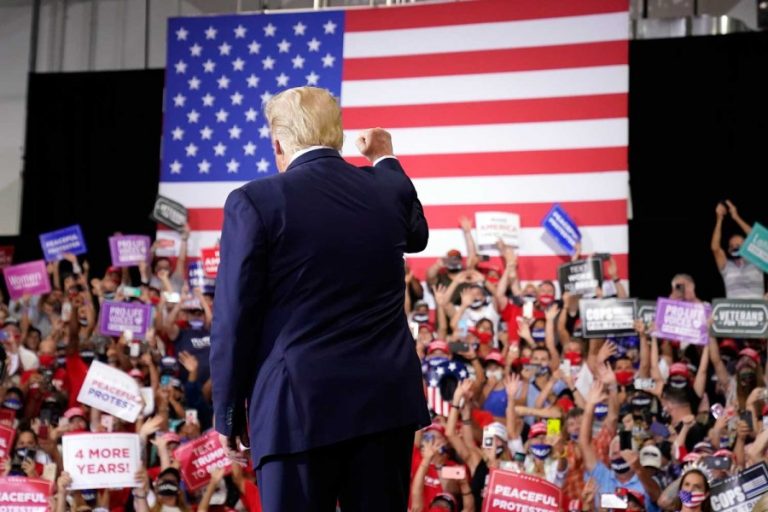 Trump face un tur de forţă cu o zi înainte de prezidenţialele din SUA
