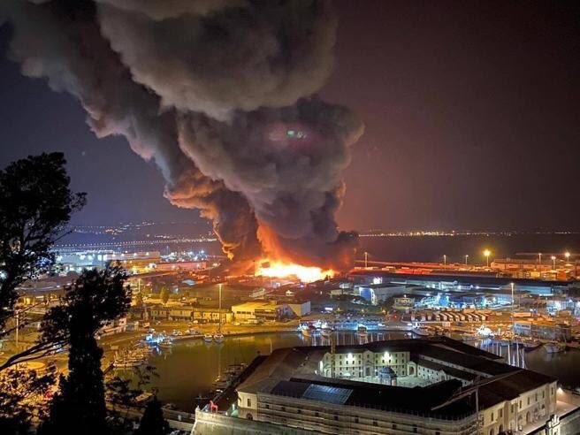 Incendiu urmat de EXPLOZII puternice în portul din Ancona