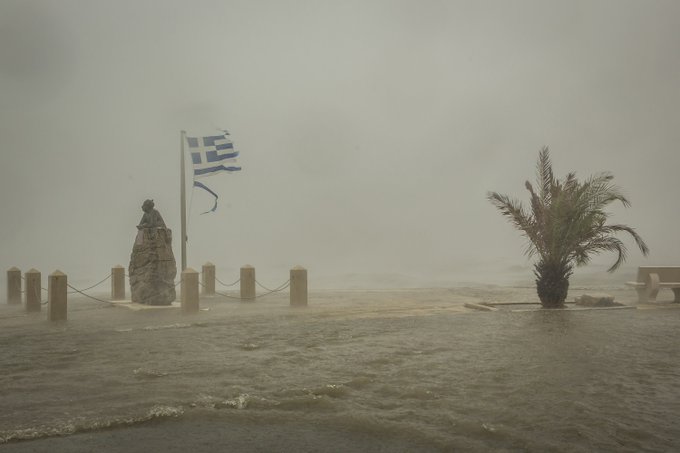 Un vas plin cu refugiați plutește necontrolat în mijlocul uraganului din Grecia
