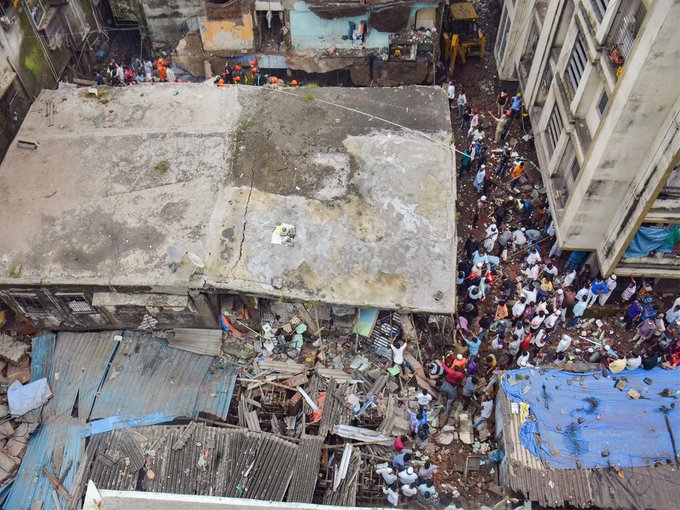 Un bloc de locuințe S-A PRĂBUȘIT în India (VIDEO)! Sunt morți și răniți!