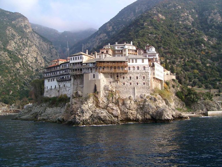 Coronavirusul loveşte crunt Muntele Athos! O mănăstire celebră a fost pusă în carantină