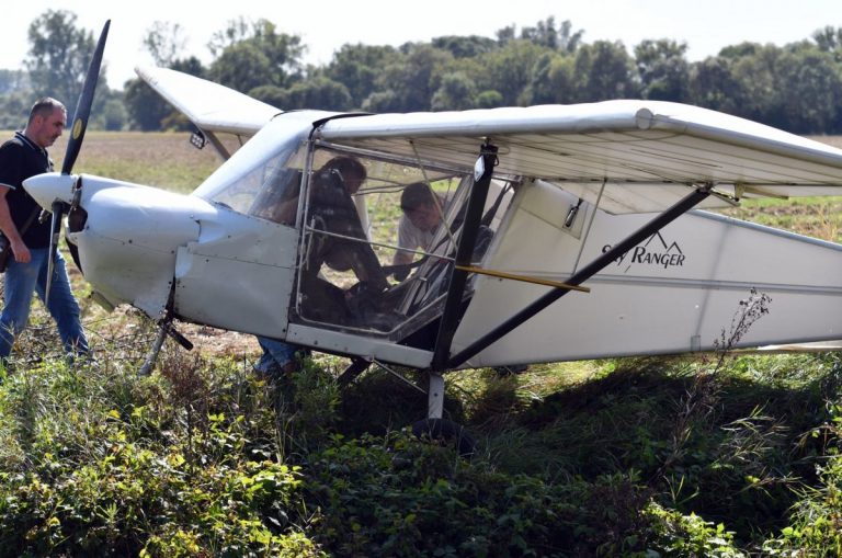 Un avion uşor a fost găsit avariat pe un câmp din Slovacia. Nici urmă de pilot şi pasager!