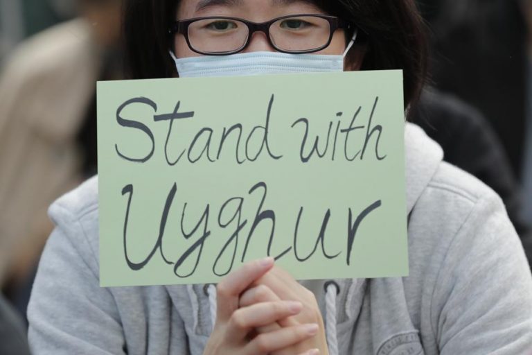 Regatul Unit adoptă sancţiuni împotriva a patru responsabili chinezi pentru rolul lor în reprimarea uigurilor