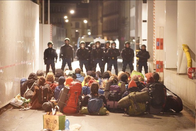 Poliția elvețiană a intervenit pentru evacuarea ecologiștilor din fața Parlamentului