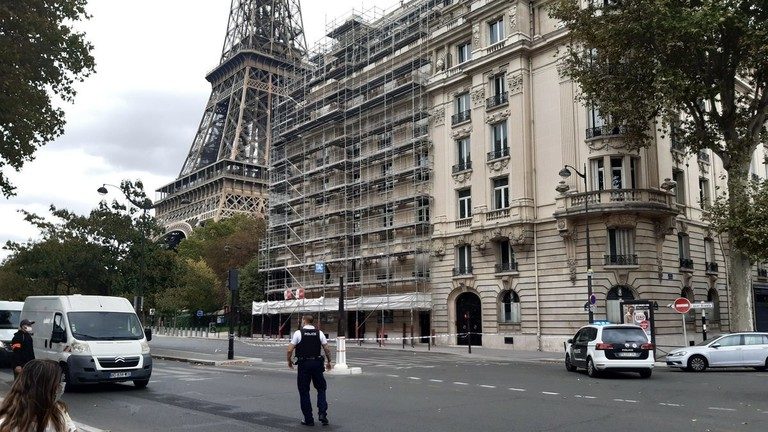 Turnul Eiffel a fost redeschis după ce a fost evacuat în urma unei ameninţări cu bombă