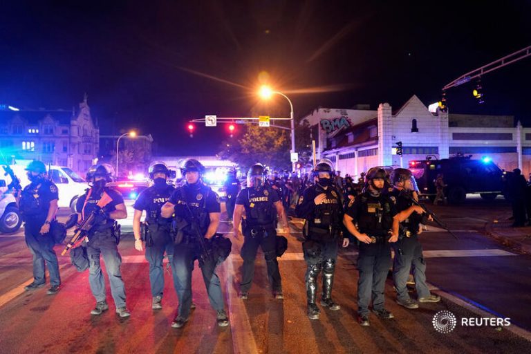 Un poliţist a fost rănit de gloanţe în timpul protestelor din Louisville – VIDEO