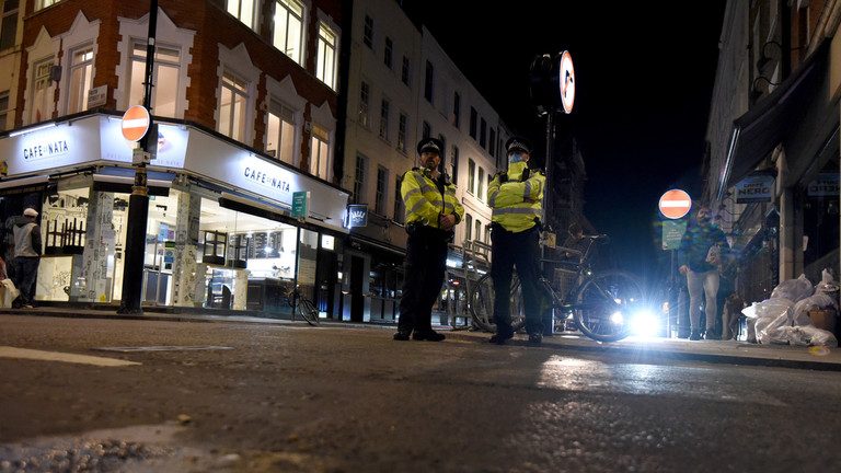 Un bărbat a fost ARESTAT după ce a intrat cu maşina într-o secţie de poliţie din Londra (VIDEO)