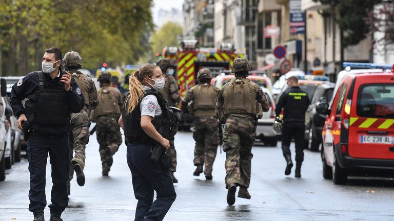 Un fost colocatar al principalului suspect în atacul cu armă albă comis la Paris a fost arestat