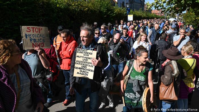 Mii de nemţi au protestat împotriva restricţiilor impuse de coronavirus