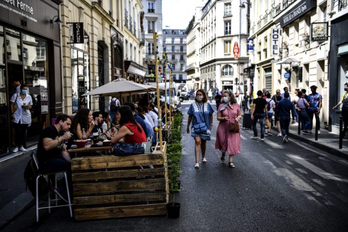 Parisul îşi ÎNCHIDE barurile şi limitează programul restaurantelor şi universităţilor