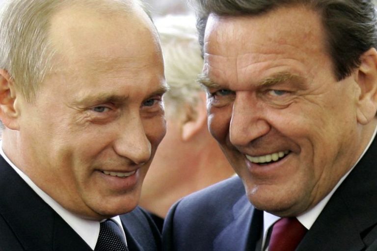 Gerhard Schroeder, apropiat al lui Vladimir Putin, vizat în Germania de o plângere pentru ‘crime împotriva umanităţii’