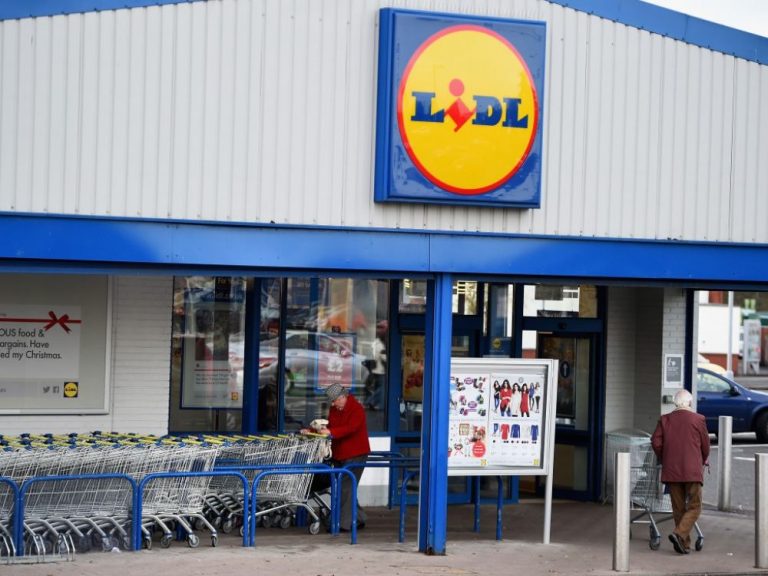 Lidl, ultimul lanţ de supermarketuri din Marea Britanie care limitează numărul de fructe şi legume