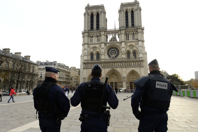 Un pilot suspectat că intenţiona să se prăbuşească pe Notre-Dame cu un avion Cessna a fost arestat