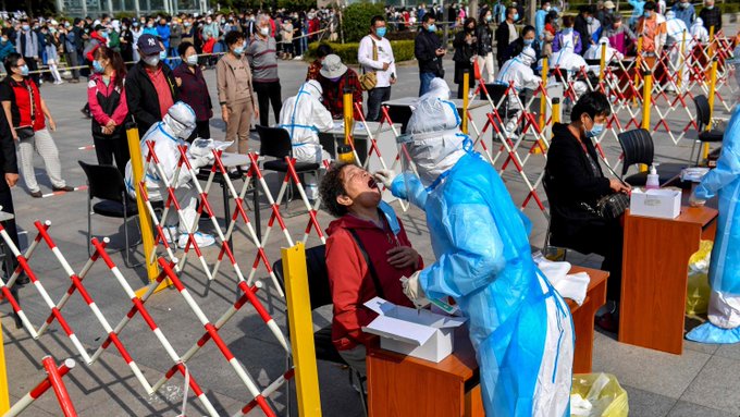 China are 49 de cazuri noi de COVID şi impune testarea în masă a locuitorilor din Xinjiang