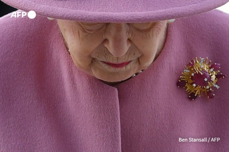 Regina Elisabeta a II-a a Marii Britanii a ieșit pentru prima oară în public de la începutul pandemiei