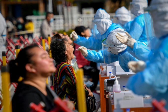 Experţii chinezi avertizează lumea: ‘Omicron nu este DOAR o gripă’