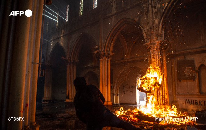 Protestarii din Chile au dat foc la biserici