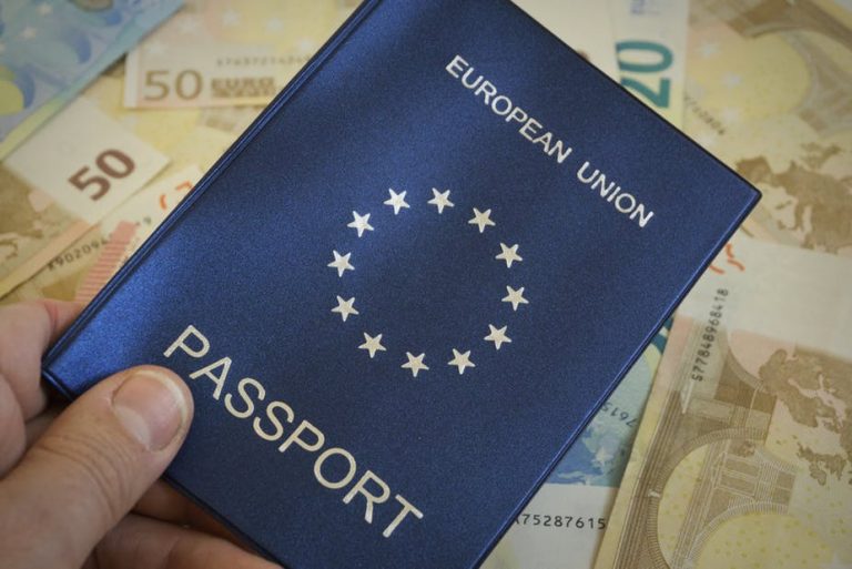 Comisia Europeană pedepseşte Cipru şi Malta pentru ‘paşapoartele pe bani’