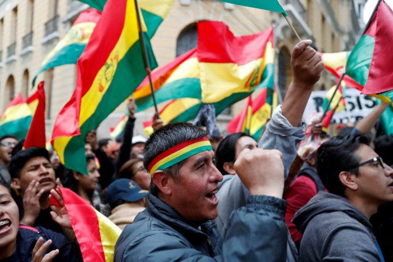 Sute de bolivieni protestează împotriva lui Luis Arce, proaspăt ales preşedinte