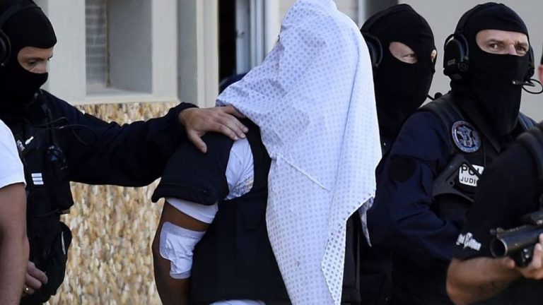 Doi tineri radicalizaţi, suspectaţi că plănuiau acţiuni violente în Franţa, au fost arestați