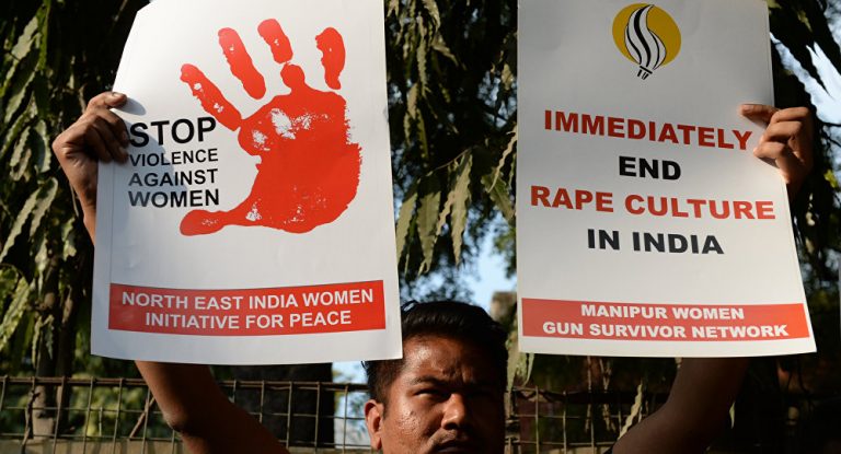 Cinci activiste din India, care puneau în scenă o piesă de teatru pe stradă, au fost răpite şi violate