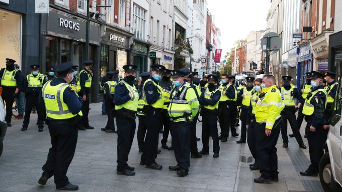 Manifestaţie violentă împotriva restricţiilor la Dublin. Zeci de arestări şi trei poliţişti răniţi