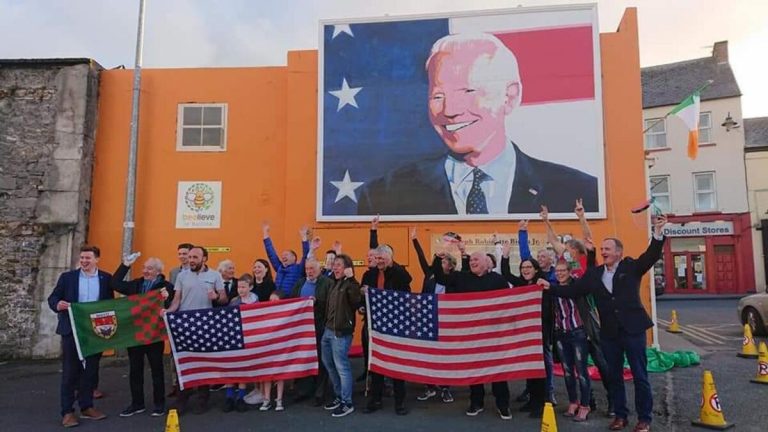 Oraşul irlandez din care ‘se trage’ Joe Biden, implicat total în susţinerea candidatului democrat