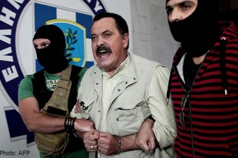 Al doilea om din ierarhia neonaziştilor greci FUGE de arestul poliţiei