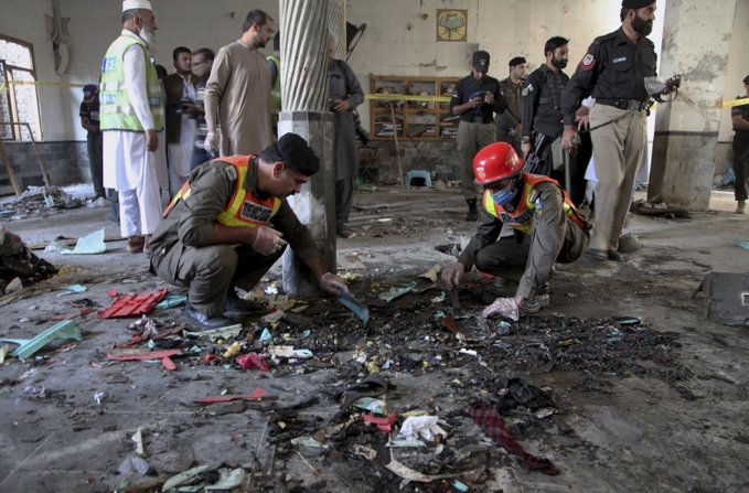 Autorul atentatului sinucigaş care s-a soldat cu 101 de morţi în Pakistan purta uniformă de poliţist
