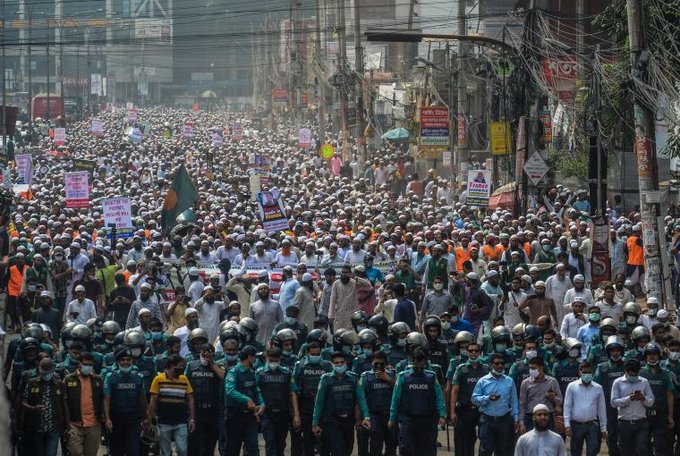 Zeci de mii de oameni au ieşit să protesteze împotriva Franţei pe străzile din Dhaka