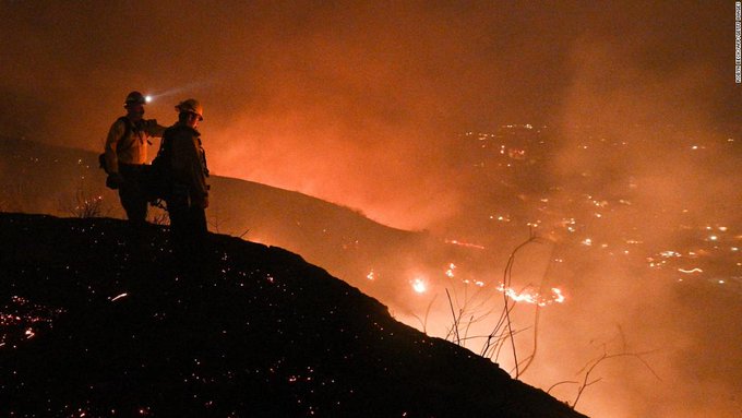 Incendii violente de vegetaţie în California (VIDEO)! Doi pompieri au fost răniţi grav şi 90.000 de localnici evacuaţi