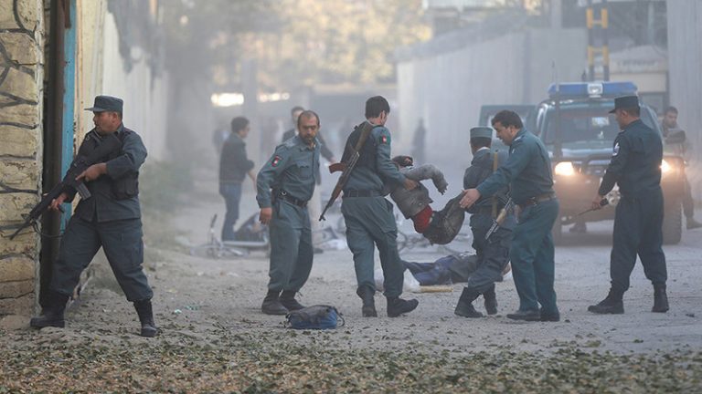 Afganistan : Atentat la reşedinţa şefului poliţiei din Kandahar soldat cu cinci morți