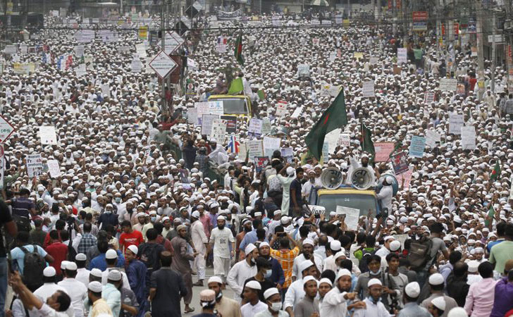 Zeci de mii de oameni au protestat împotriva Franței pe străzile din Dhaka