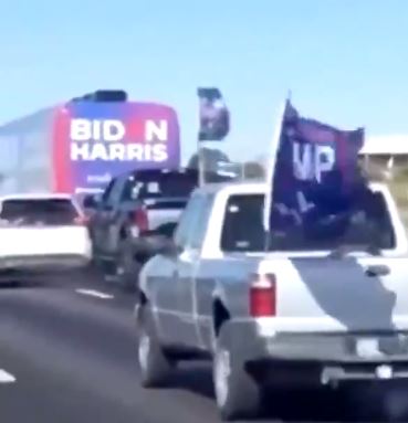 Joe Biden denunță HĂRȚUIREA autocarului său de campanie pe o autostradă din Texas